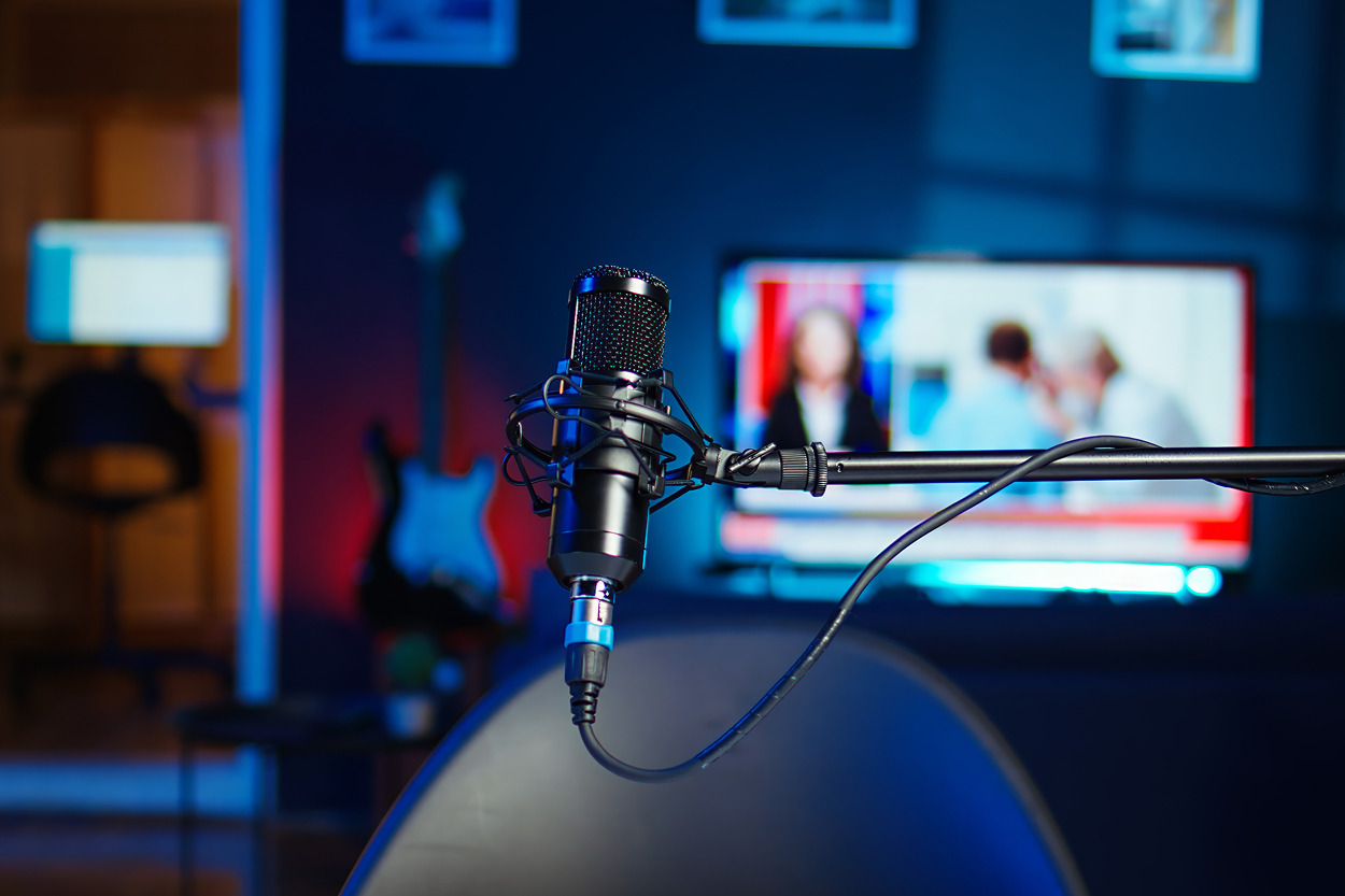 Autonomous Overlays in Live Broadcasts: AI for Graphics and Subtitle Injection