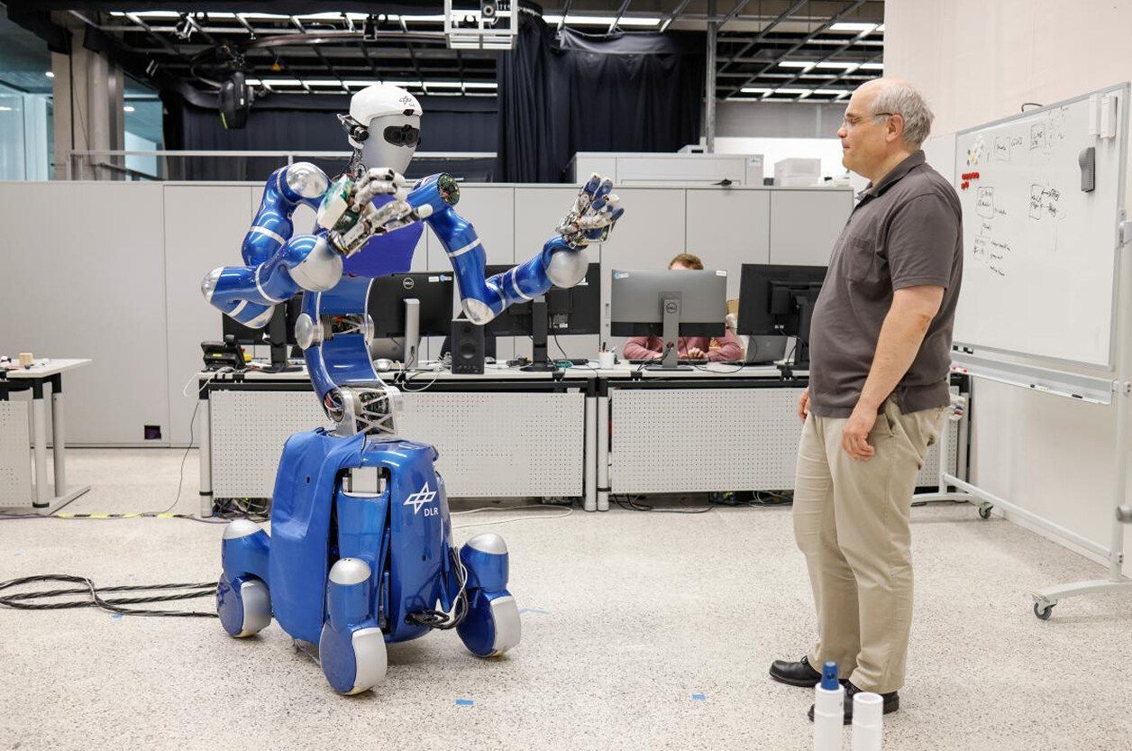 Berthold Bäuml, Researcher at the Institute of Robotics and Mechatronics, Germany, working with the humanoid robot Agile Justin 