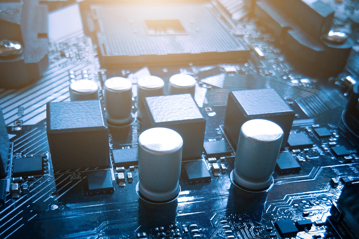 Choosing the Optimal Edge Device Architecture in Resource-Constrained Environments