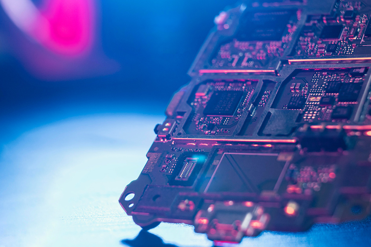 How are photonic chips reshaping telecom networks?